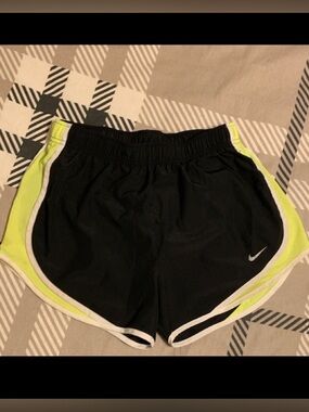 🔥Nike Black /Yellow /white Athletic Shorts - women’s size medium